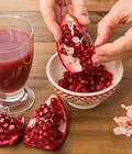 Hình ảnh: Bà bầu ăn lựu để con có lúm đồng tiền đúng không