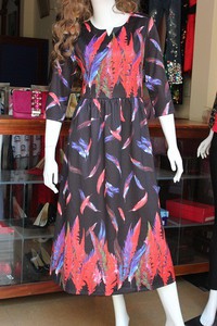 Đầm họa tiết lông công