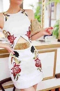 Đầm thêu quyến rũ