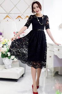 Đầm ren phối ngọc trai trắng ở tay cao cấp