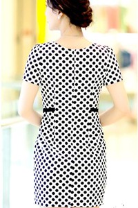 Đầm chấm bi công sở có màu đen và trắng