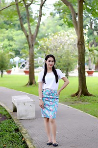 Chân váy bút chì hoa hồng