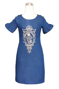 Đầm denim thêu hoa văn