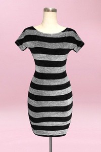 Đầm ôm sọc ngang