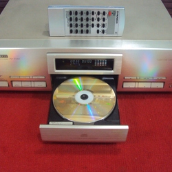 CD Pioneer T 04S. Có khiển .Mặt vàng cửa Giữa . Rất hay và đẹp . Gía tốt