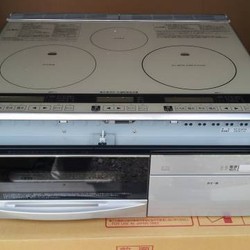 Bếp từ âm Hitachi HT H60S màu bạc hai từ một hồng ngoại