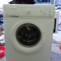 Máy giặt Electrolux 7Kg lồng ngang EWF 10751 mới 90%