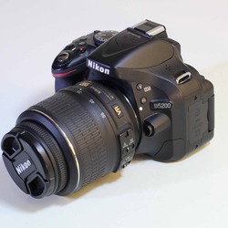 Bán máy ảnh DSLR Nikon D5200 + Kit 18-55mm VR chụp 8k shot rất mới.