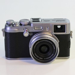Bán Fujifilm X100 máy ảnh thiết kế cổ điển.