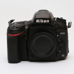 Bán body Nikon D600 cùng với len và flash Nikon