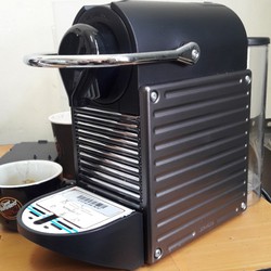 Thanh lý máy pha cà phê Nespresso PIXIE hàng nhập khẩu Thụy Sĩ mới 95%.