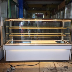 Tủ trưng bày bánh kem màu trắng dài 1,8m