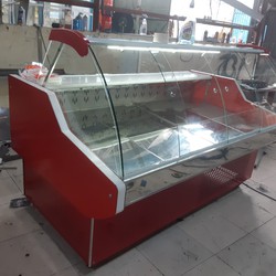tủ kính cong trưng bày thịt heo tươi