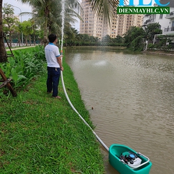 Máy bơm nước thả nổi tưới tiêu hoa màu đồng ruộng chạy xăng Tomikama