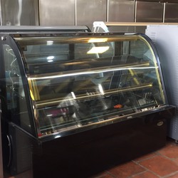 tủ trưng bày bánh kem kính vong 1m50 hiệu ALaska