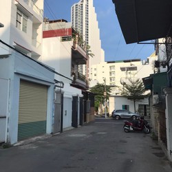 Vì chuyển chỗ ở nên chủ nhà cần bán căn nhà mặt tiền đường Hoàng Trinh, phường Vĩnh Hải, Nha Trang, cách biển 150m đi bộ