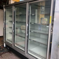 Tủ đông đứng mặt kính 3 cửa hiệu Fukushima 2500L mới 97%