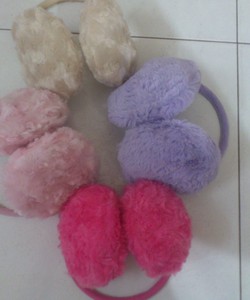 Bông chụp tai giúp bạn giữ ấm đôi tai bé yêu