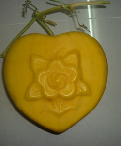 Dưa Trái Tim In Hình Bông Hồng Ất Mùi 2015