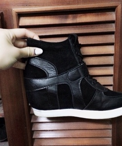 Thanh lý giày sneaker , giày cao gót giá rẻ