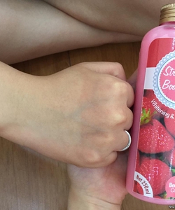 Sữa Tắm Trắng Dâu Tây Strawberry Body Bath BB Skincare
