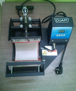 Máy ép hình ảnh lên ly sứ trắng.