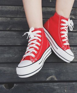 Hanh lý giầy Converse đỏ đế cao mới 97% giá rẻ như cho