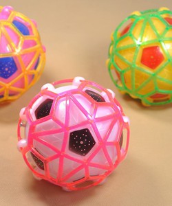 Bóng đá phát nhạc phát sáng dành cho bé giá chỉ 35k