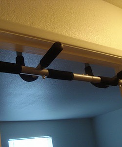 Nắm ngược tay kéo xà đơn