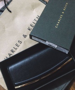 Thanh lí gấp em ví charles and keith chính hãng mới 100% 1tr100 còn 700k