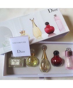 Set nước hoa Dior gồm 5 chai mini 5ml với 5 mùi hương khác nhau giúp bạn thay đổi phong cách