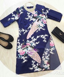 Áo dài cách tân chim công và hoa mai