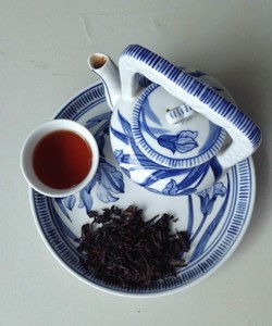 Pha trà sữa thơm ngon, an toàn hiệu quả với Trà Đen Nguyên Chất và chữa tóc bạc sớm.