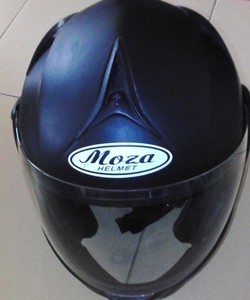 Cần bán 1 mũ bảo hiểm nhãn hiệu helmet full face loại có hàm . Hàng còn mới 99%, giá 999k giá thị trường là gần 3 triệ