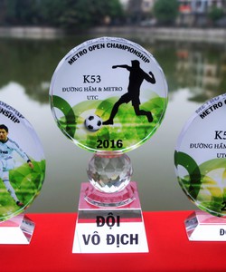 Tôn vinh nhà vô địch bằng cúp bóng đá pha lê