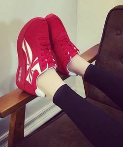 Giày thể thao nữ thời trang, màu sắc nổi bật, kiểu dáng sành điệu