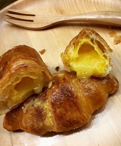 Bánh sừng bò sốt trứng muối