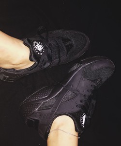 Pass mới 100% Nike Huarache All Black