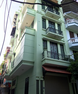 Cho thuê nhà làm văn phòng, trụ sở công ty mặt phố Nguyên Hồng Láng Hạ. Nhà có 02 mặt phố, mặt tiền chính 5,5 mét. Diệ