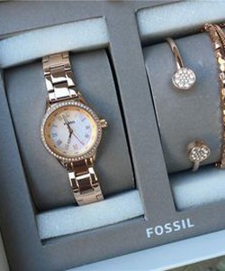 Đồng hồ nữ tặng kèm phụ kiện.