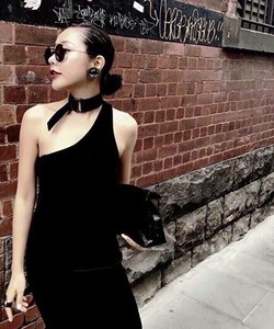 Đầm body khoét vai chocker
