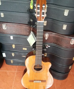 Clasical guitar dáng khuyết