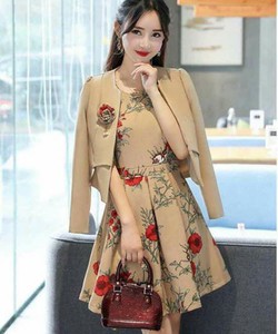 Áo khoác cài hoa đầm xòe hoa đỏ