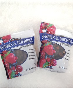 Trái cây sấy khô KirkLand Berries Cherries Dried Fruit Blend 567g của Mỹ