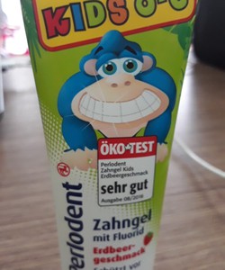 Kem đánh răng hương dâu tây cho bé từ 0 6m