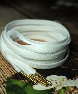 Dây giày dẹt màu trắng bọc đầu kim loại