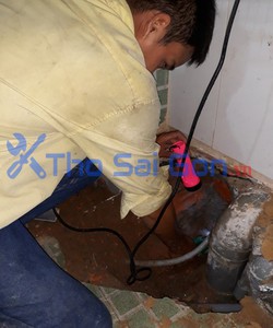 Thợ dò tìm nước âm rò rỉ tại TP Hồ Chí Minh