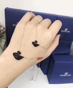 Sales 20% Vòng cổ thiên nga Swarovoski nhân dịp 30/4 1/5