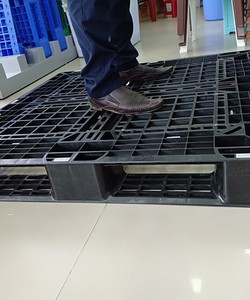 Thanh lý 200 cái pallet nhựa Đen mới 90% KT 1100x1100x120mm tại Đà nẵng, Quảng Nam, Quảng Ngãi