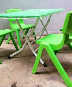 Bàn nhựa PVC Việt Nam, gầm khung có giằng chéo đảm bảo, chân thép sơn tĩnh điện Riêng 1 cái bàn bàn nhựa PVC việt nam